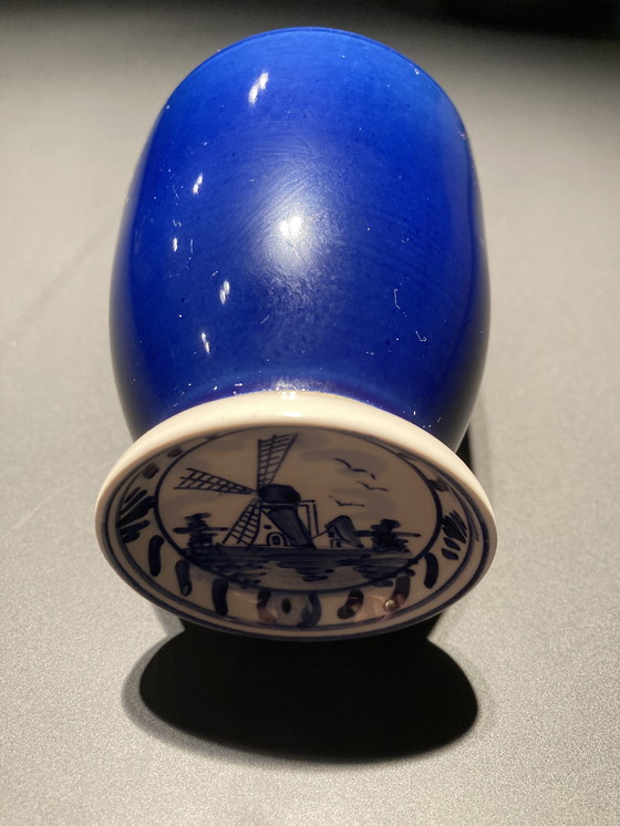 Image 1 of Coupe bleu cobalt avec peinture Delftware sur le fond