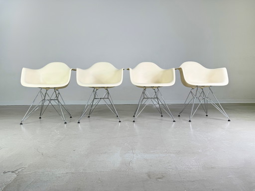 Set of 4 Vitra Chairs Charles & Ray Eames Plastic Armchair Dar Re