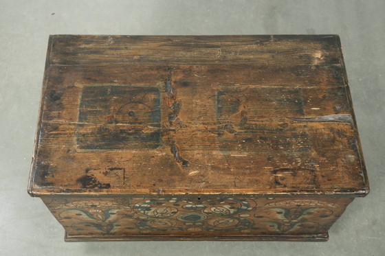 Image 1 of Subtiele en Decoratieve Met de Hand Beschilderde Antieke Oostenrijkse Bruid Kist Met Karakter