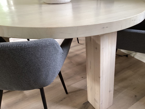 Image 1 of Robust round dining table