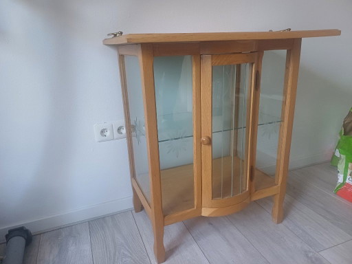 Hölzerner Teeschrank mit geätztem Glas