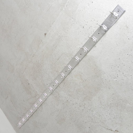 Image 1 of Appendiabiti da parete in alluminio lungo 225 cm con 16 ganci doppi, anni '60