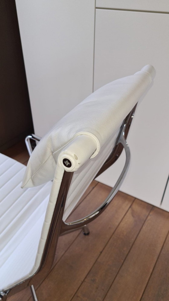 Image 1 of Vitra Aluminum Chair EA 124 - Snow Leather