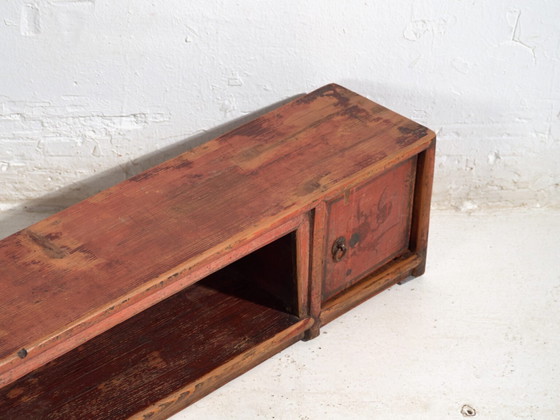 Antikes bemaltes niedriges Sideboard aus Kiefernholz - China, ca. 1930 – Iron (photo 13 of 40)