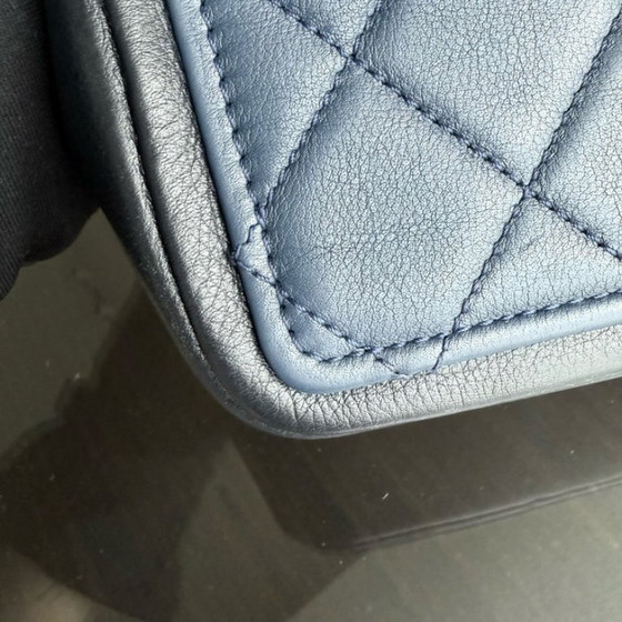 Image 1 of Borsa Chanel Seasonal Flap - 23 cm in pelle di agnello trapuntata bicolore bianco, nero e finiture dorate, serie 19