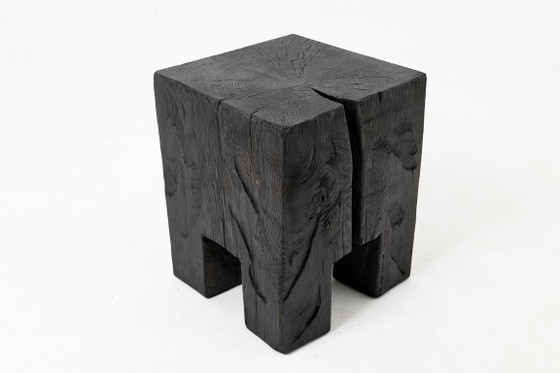 Image 1 of Table d'appoint/tabouret rustique sculptural, en chêne noir brûlé, sculpté, pièce unique, Logniture