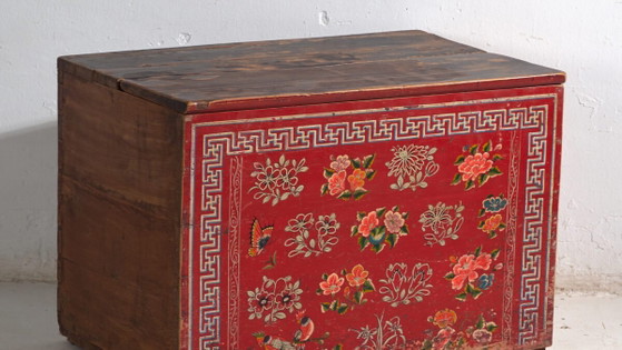 Malle chinoise ancienne peinte en bois de pin – Chine, circa 1930 – Armoires de rangement, Metal (photo 3 of 40)