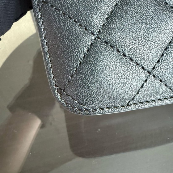 Image 1 of Borsa Chanel Medium CC Box Flap - Pelle di vitello trapuntata nera con finiture argentate, serie 25