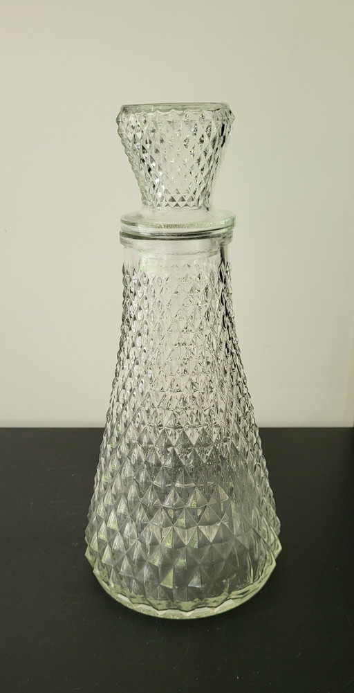 Carafe en verre vintage avec un motif gaufré sophistiqué.