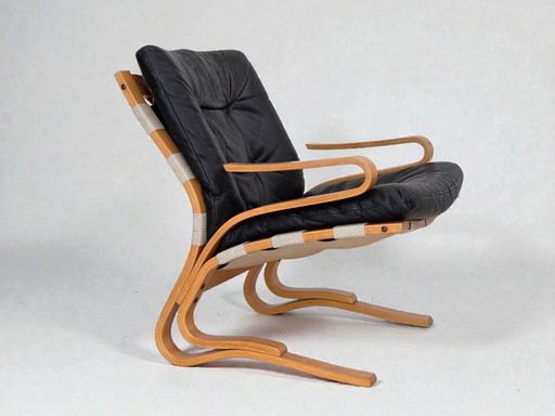 Jaren 70, Noors design, fauteuilmodel "Kengu", leer, gebogen hout.