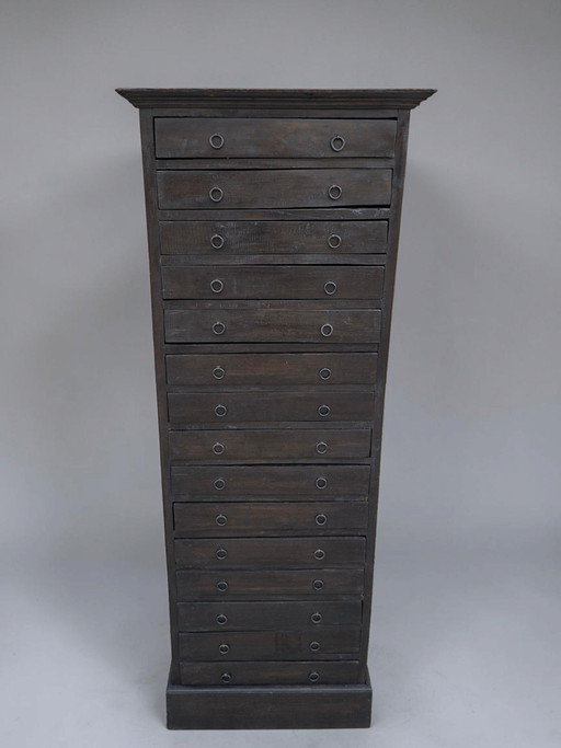 Antike Kommode, Apothekerschrank, Aktenschrank, charakteristische Altersspuren, Maße: 52x42cm und 140cm hoch. – ladekasten