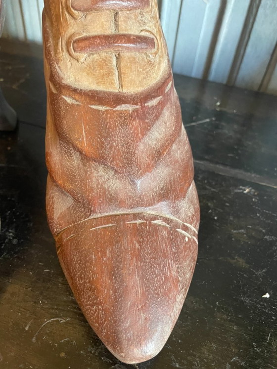 Image 1 of Botas antiguas victorianas hechas con troncos de árboles, siglo XIX