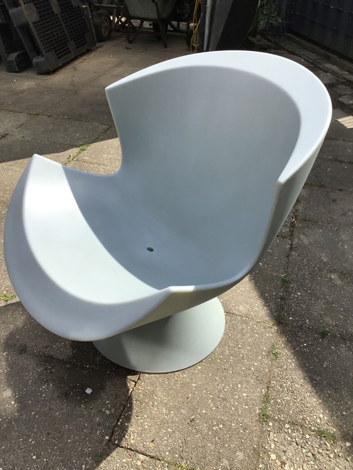 2 chaises Kite. Suivant le design de Karim Rashid.