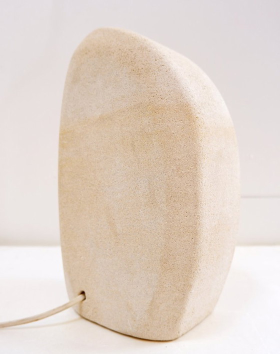 Image 1 of Brutalistische Tischlampe aus geschnitztem Kalkstein - Um 1980er Jahre