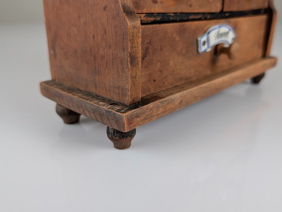 Image 1 of Armoire à épices murale rustique espagnole en bois avec étiquettes en céramique, années 1930