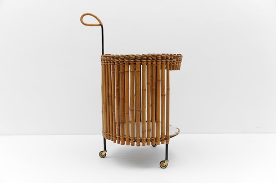 Image 1 of Set van 2 Mid-Century Modern ronde serveerwagens van bamboe, jaren 60,