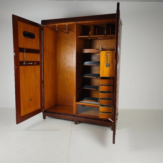 Image 1 of Armadio da uomo Compactom Ltd modello JCH con cassetti segreti – Inghilterra, ca. 1920