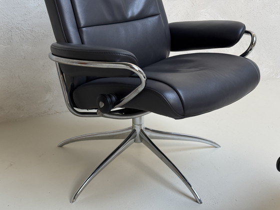 Image 1 of Stressless Paris Sessel mit niedriger Rückenlehne inkl. Fußhocker