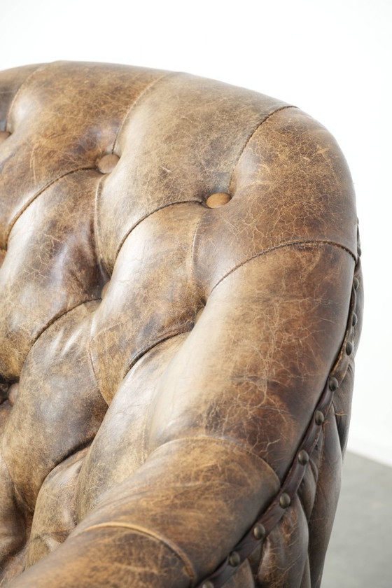 Image 1 of Einzigartiger, stilvoller und bequemer Chesterfield-Clubsessel aus Kuhfell mit einer wunderschönen Farbkombination.