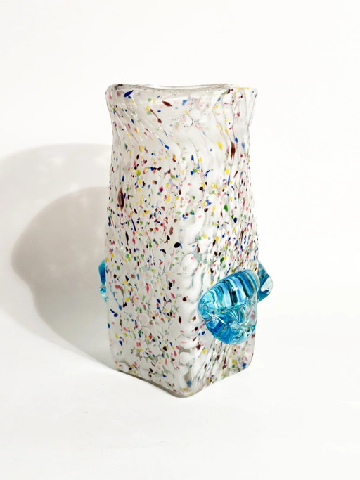 Vaso de cristal de Murano blanco y azul celeste de la década de 1980 procedente del horno. (photo 2 of 10)
