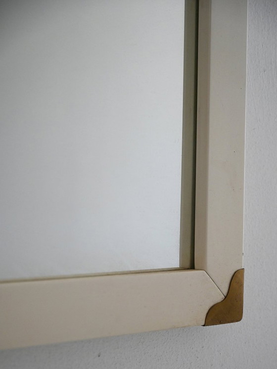 Image 1 of Miroir scandinave vintage blanc avec angles en laiton