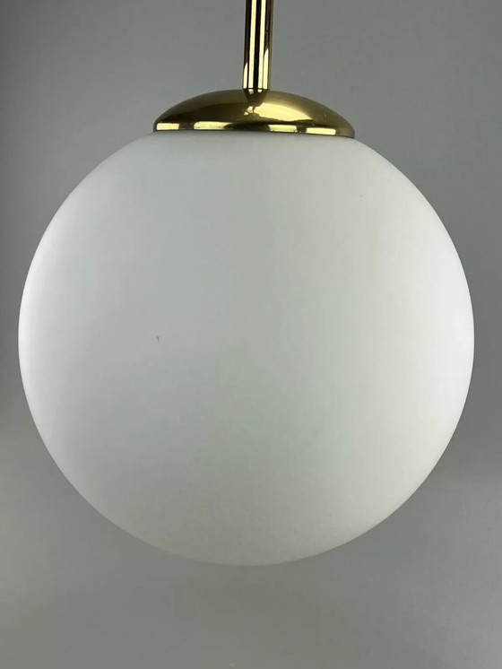 Image 1 of Lampada da soffitto anni '60 e '70, lampada a sfera, ottone opalino, vetro, design spaziale