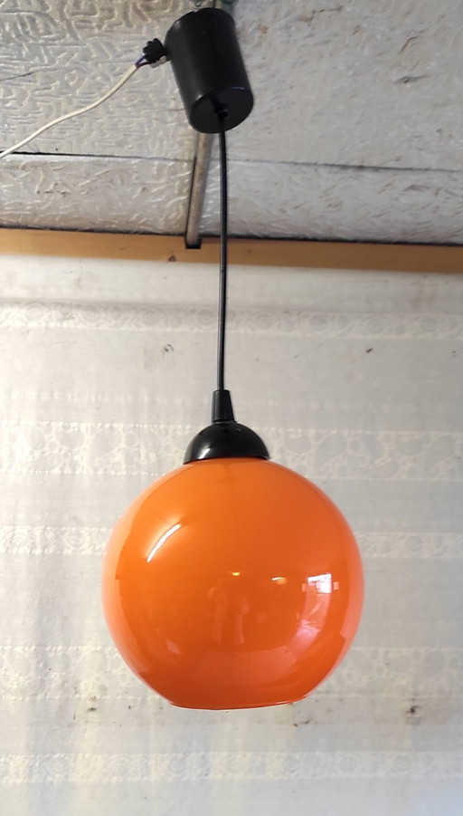 Lampada a sospensione a globo opalino arancione - anni '70