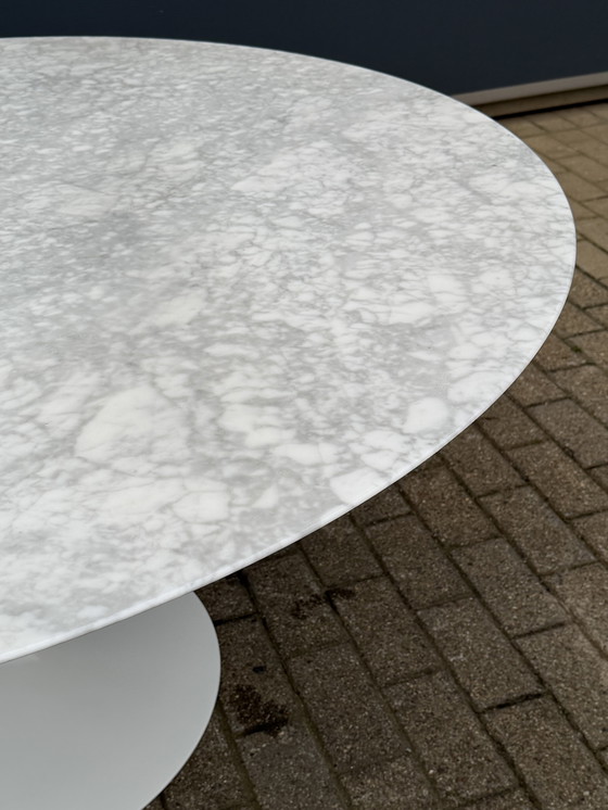 Image 1 of Original round Knoll Tulip dining table (152cm) in Carrara marble, Eero Saarinen