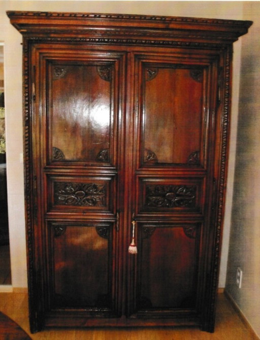 Mobile antico in noce a 2 ante