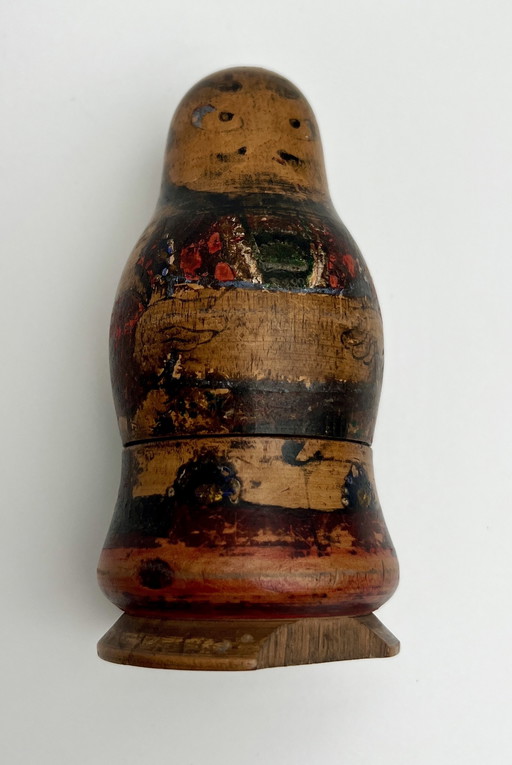 Rare poupée matriochka ancienne en bois tourné à la main – complète avec toutes ses figurines intérieures.