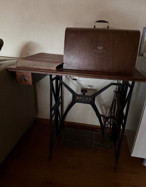 Machine à coudre Pfaff ancienne 31 avec table