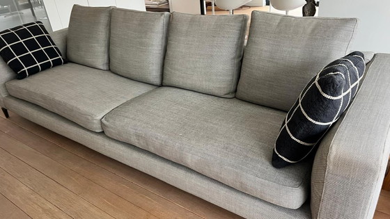 Image 1 of Il divano Minotti a 4 posti e il pouf Andersen abbinato sono acquistabili separatamente