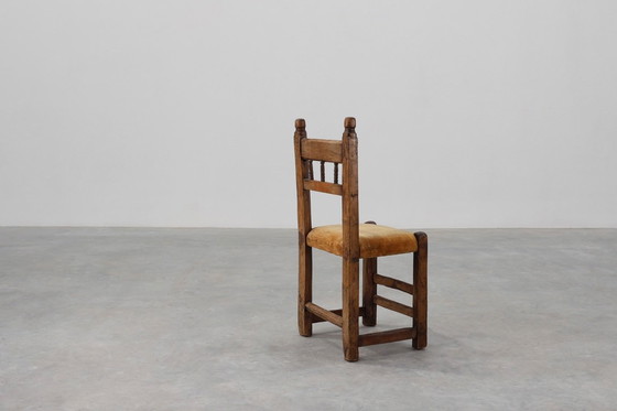 Image 1 of Spanischer, handgeschnitzter Eichenstuhl aus dem 19. Jahrhundert mit Velourssitz