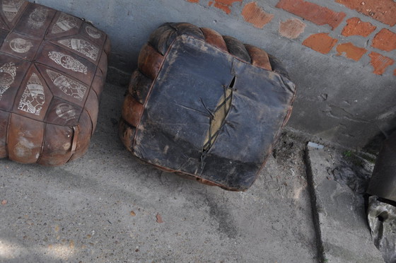 Set of Vintage Egyptian Ottomans, 1970s – Footstools & poufs, Leather (photo 3 of 7)