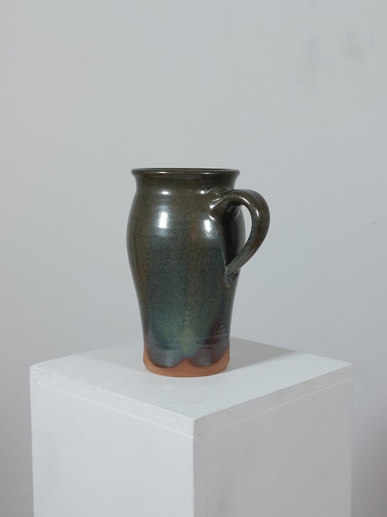 Image 1 of Vintage vaas met handvat en glazuur uit het midden van de vorige eeuw, in landhuisstijl.