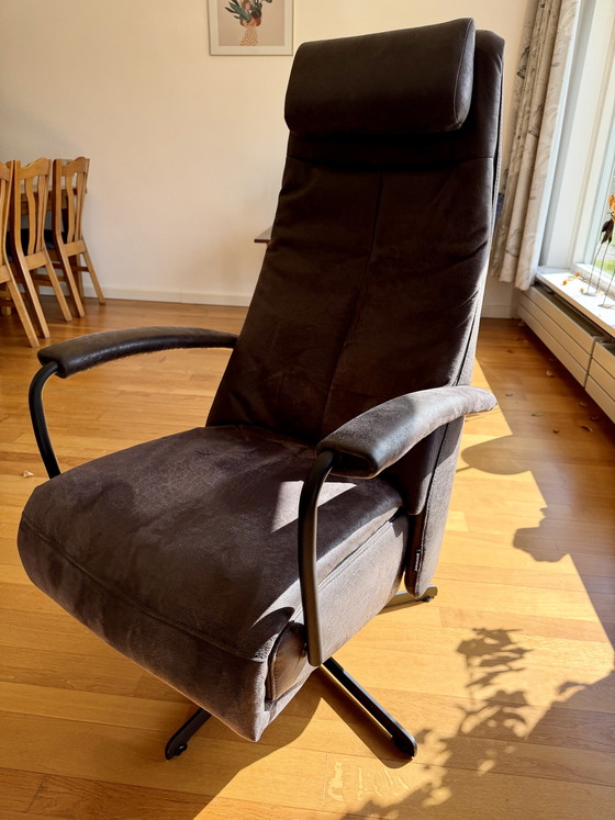 Image 1 of Prominente verstelbare draaifauteuil donkerbruin suède-look