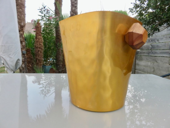 Image 1 of seau à glace en aluminium anodisé doré et texturé, poignées en teck, signé TL Paris, 1970