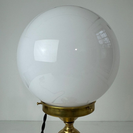 Ancienne lampe à poser en laiton et opaline vintage, Verre, Doré (photo 4 sur 10)
