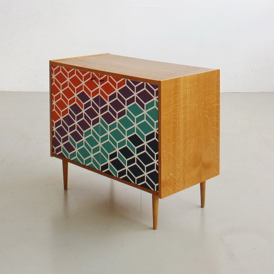 Image 1 of Kast uit het midden van de 20e eeuw met een handgeschilderd geometrisch patroon, kleurrijke vintage uit de jaren 60.