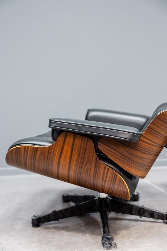 Image 1 of Eames loungestoel + voetenbank "jubileumeditie"