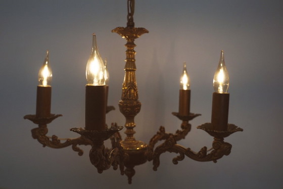 Image 1 of Vintage Franse messing kroonluchter, antieke plafondlamp in rococo-revival Louis XV-stijl met 5 armen en gezichtsmotieven.