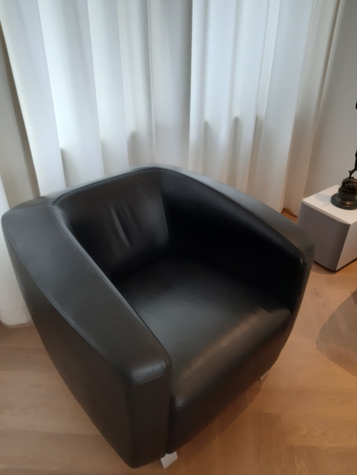 Sillón Rolf Benz serie 6000 de cuero negro.