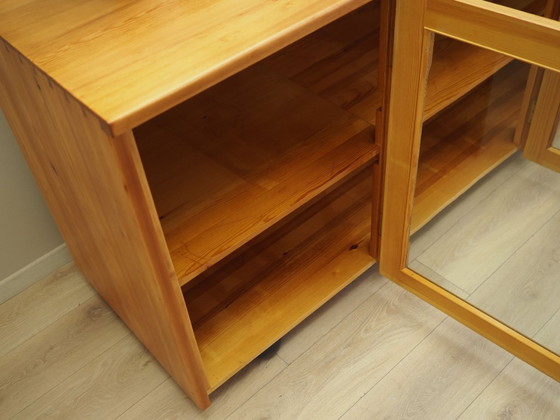 Image 1 of Vitrine en pin, design danois, années 1980, production : Danemark