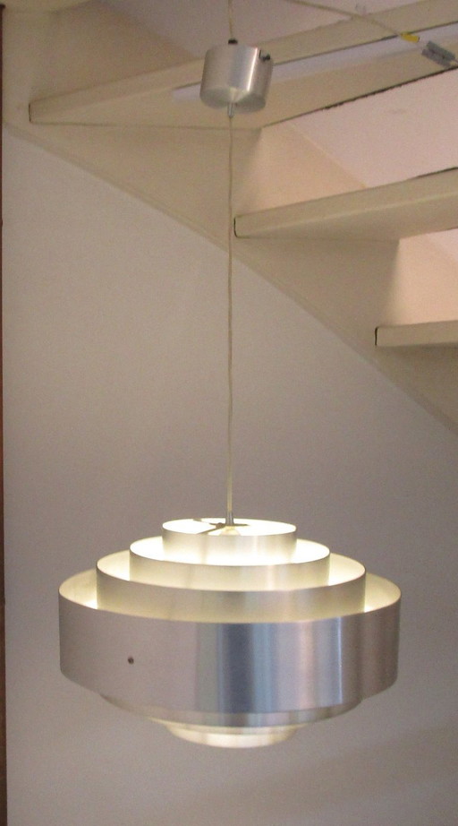 Lampe suspendue Linea Verdace en acier inoxydable.