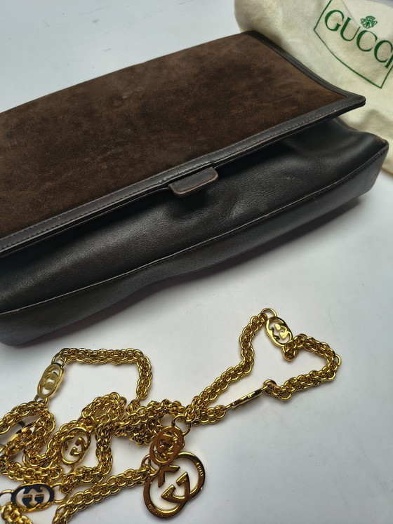 Image 1 of Rara borsa a tracolla vintage Gucci in pelle scamosciata e pelle con catena GG dorata e ciondolo con stemma – Made in Italy
