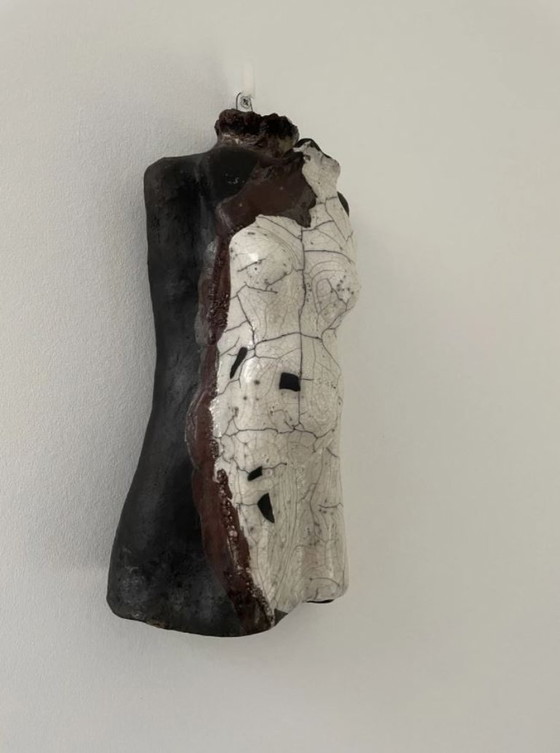 Image 1 of Sculpture murale en céramique – torse féminin en glaçure raku