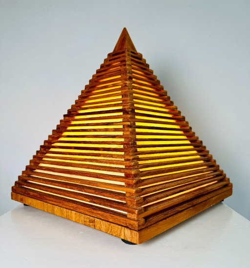 Lámpara de mesa piramidal de madera de teca, Italia, década de 1970