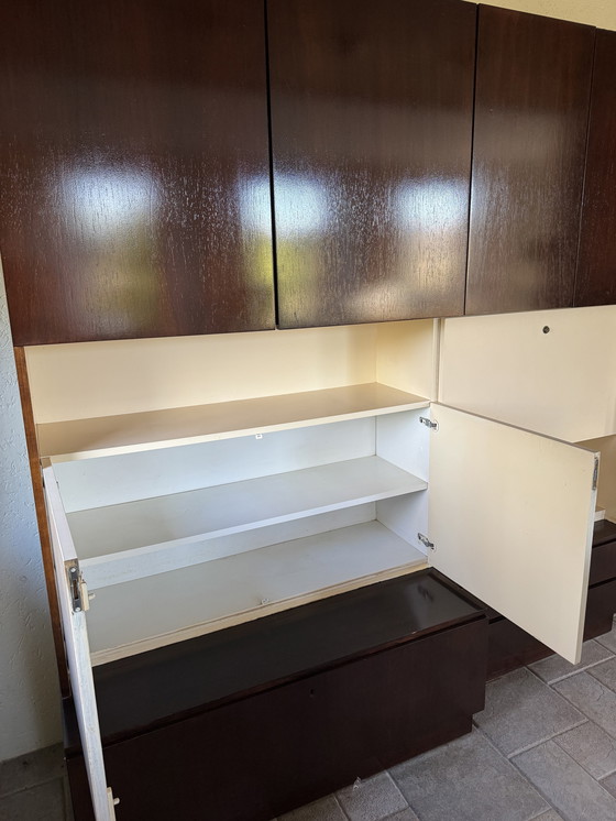 Image 1 of Woonkamerkast 60’er jaren met veel bergruimte. Palissander met witte onderbreking.
