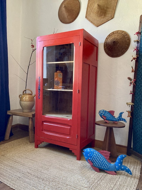 Image 1 of Kledingkast met glazen front, gemaakt van massief grenenhout.