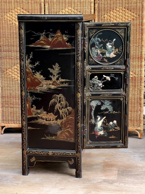Image 1 of Armario chinoiserie antiguo con incrustaciones de nácar - Armario lacado chino